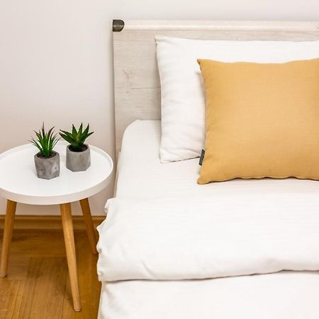 Three Bedroom Apartment On Rynok Square Lviv Bagian luar foto