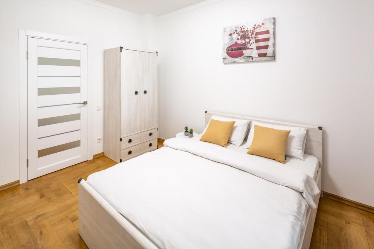 Three Bedroom Apartment On Rynok Square Lviv Bagian luar foto