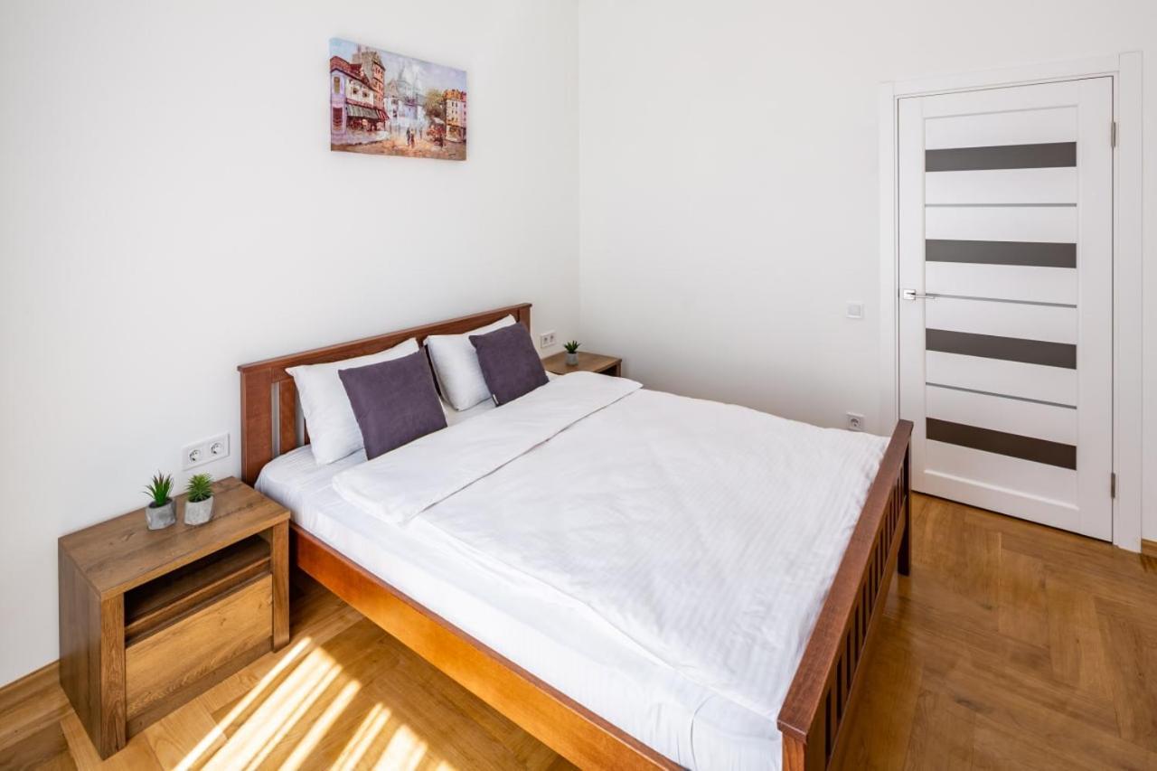 Three Bedroom Apartment On Rynok Square Lviv Bagian luar foto