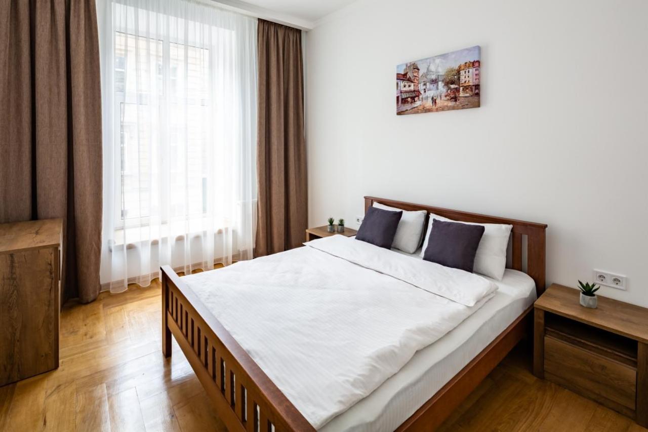 Three Bedroom Apartment On Rynok Square Lviv Bagian luar foto