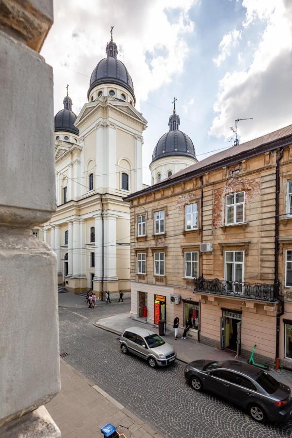 Three Bedroom Apartment On Rynok Square Lviv Bagian luar foto
